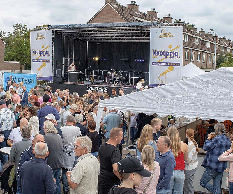 Mensen die gezellig samen zijn tijdens een editie van NootPop in Nootdorp